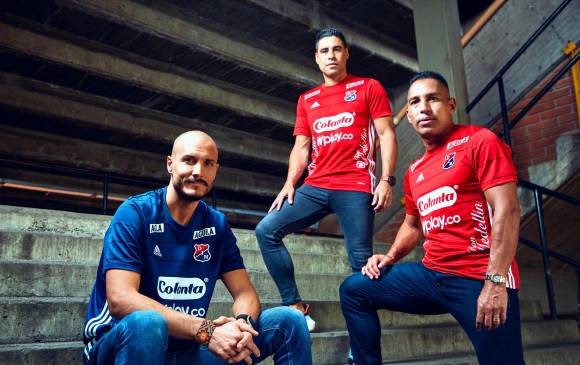 Tres ídolos del rojo, David González, Mauricio Molina y Jhon Javier Restrepo, fueron invitados a la presentación de la nueva camiseta del cuadro Poderoso. FOTO CORTESÍA DIM 