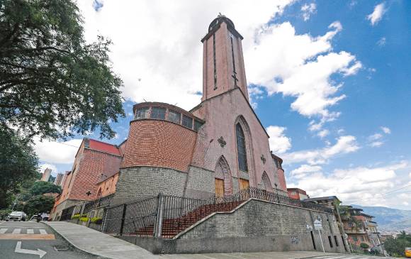 Estos cinco barrios de Medellín han visto la vida a la luz de una iglesia