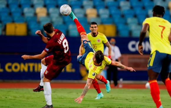 Esta fue una de las jugadas más espectaculares del compromiso, la acrobática chilena de Mateus Uribe que una vez más obligó al lucimiento del portero Faríñez. FOTO EFe