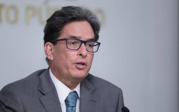 Al ministro de Hacienda, Alberto Carrasquilla, le han llovido críticas por muchos aspectos de la reforma y por afirmar, en una entrevista, que una canasta de huevos en Colombia cuesta $1.800. FOTO COLPRENSA