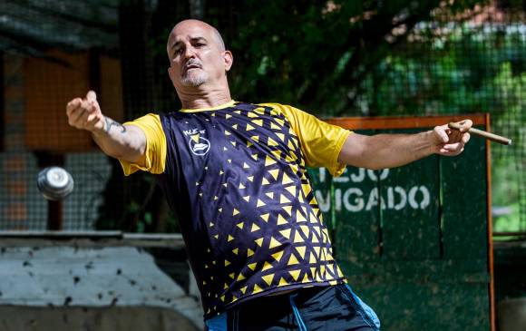Chris Cajoleas aprendió a jugar tejo en Colombia. Hoy comanda un plan que promueve este deporte entre turistas extranjeros. FOTO Julio césar herrera
