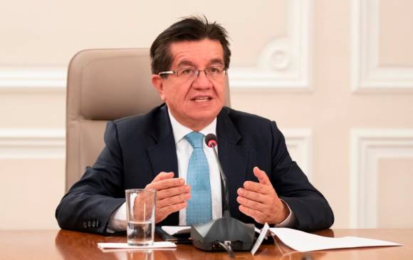 El ministro Fernando Ruiz firmó el decreto que amplía la emergencia sanitaria del país hasta febrero de 2022. FOTO: COLPRENSA.
