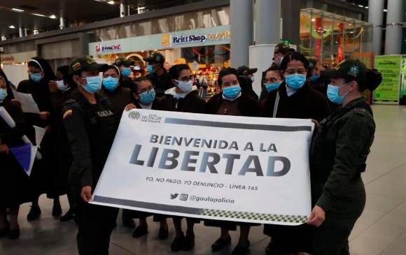 Con carteles fue recibida la religiosa en el aeropuerto El Dorado. FOTO Cortesía