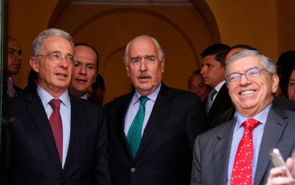 Los expresidentes Álvaro Uribe, Andrés Pastrana y César Gaviria ya recibieron su primera dosis contra el covid. FOTO COLPRENSA