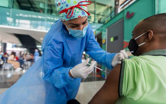Trabajadores pueden vacunarse contra la Covid-19 en horario laboral. FOTO Carlos Alberto Velásquez