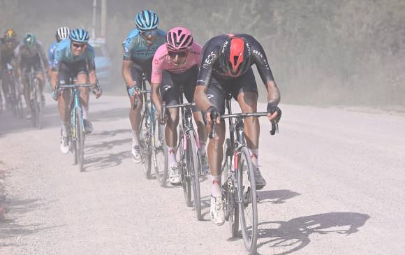 El “sterrato” puso a prueba las fuerzas de los ciclistas este miércoles. FOTO TWITTER GIRO DE ITALIA