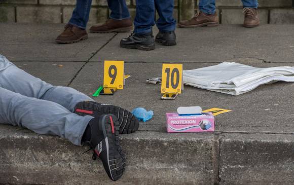 Así fue la escena del homicidio de alias “Papi”, en la que se recolectaron las vainillas que coinciden con la pistola usada en el atraco a la fundición de El Poblado. FOTO: SANTIAGO MESA.