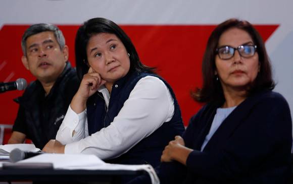 La candidata presidencial Keiko Fujimori, a la izquierda, denunció un "fraude sistemático" en las elecciones presidenciales de Perú. FOTO EFE