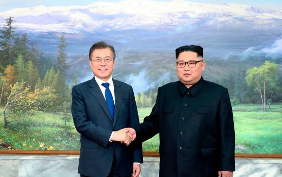 Los gobernantes de Corea del Sur, Moon Jae-in, y del Norte, Kim Joung-un (derecha), buscan puentes para reanudar acercamientos. Duraron 13 meses sin si quiera contacto diplomático. FOTO Getty