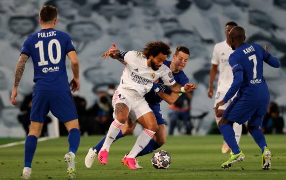 Marcelo, del Real Madrid, protege el balón. FOTO EFE