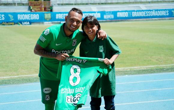 El volante Jarlan Barrera también compartió con Braian tras el entrenamiento. Fotos cortesía atlético nacional 