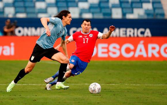 El delantero Edinson Cavani y el defensor Gary Medel, dos referentes, en su orden, de Uruguay y Chile, quienes este lunes tuvieron una bonita lucha en sus duelos personales. FOTO EFE
