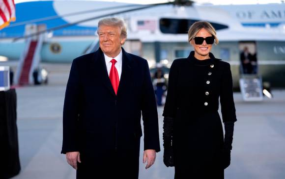 Cuando Trump salió de la Casa Blanca a las 8 de la mañana, se llevó consigo el maletín. FOTO EFE