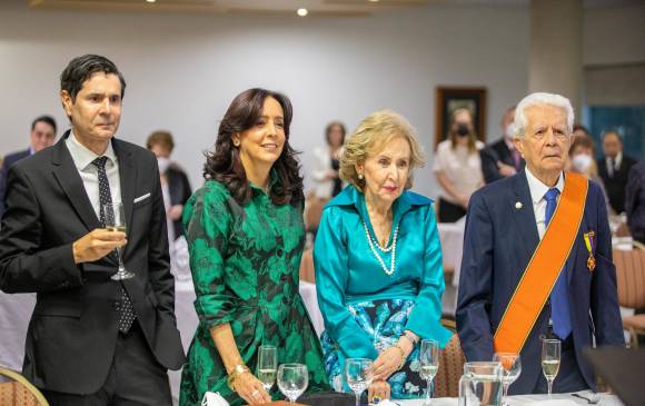 El doctor Martínez, celebró el reconocimiento acompañado de su familia. FOTO: Carlos Velásquez