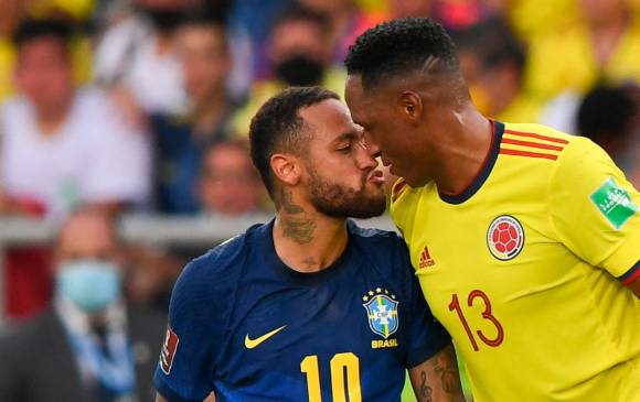 En medio de alegatos, el crack del PSG, Neymar le mandó un beso al defensa de Guachené, Yerry Mina. FOTO AFP