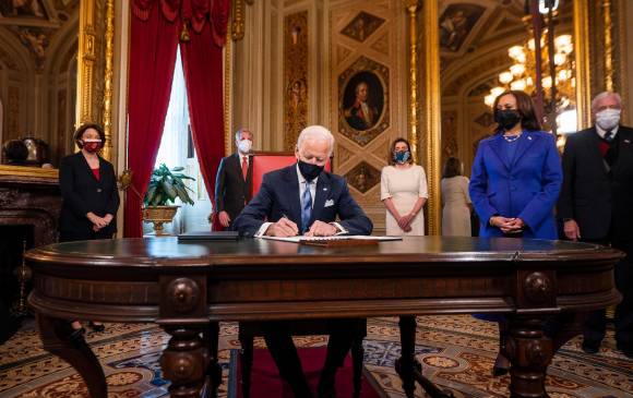 Tras su juramento, el presidente estadounidense Joe Biden expidió 17 decretos para revertir varias de las políticas cuestionadas a Donald Trump. FOTO Getty