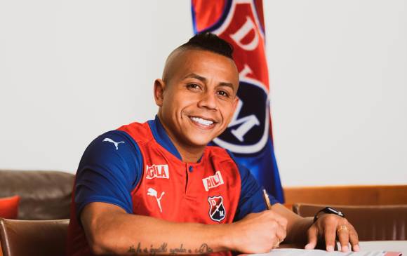 Esta es la imagen que compartió el club de Vladimir Hernández firmando su contrato con la institución roja. FOTO @DIM_Oficial