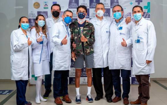 El ciclista colombiano junto a los médicos y especialistas que lucharon, durante estas dos semanas, por curarlo de las heridas que sufrió. FOTO CORTESÍA FEDECICLISMO 