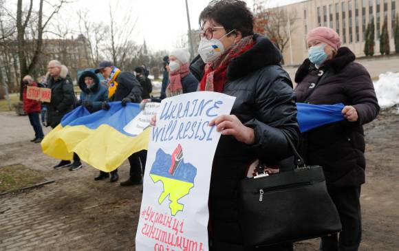 Una mujer protesta este jueves en contra de la operación militar de Rusia en Ucrania. FOTO: EFE.