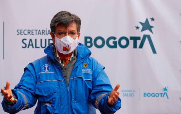 La alcaldesa de Bogotá, Claudia López, fue la encargada de anunciar la nueva cuarentena tras una reunión con el ministro de Salud. FOTO: COLPRENSA