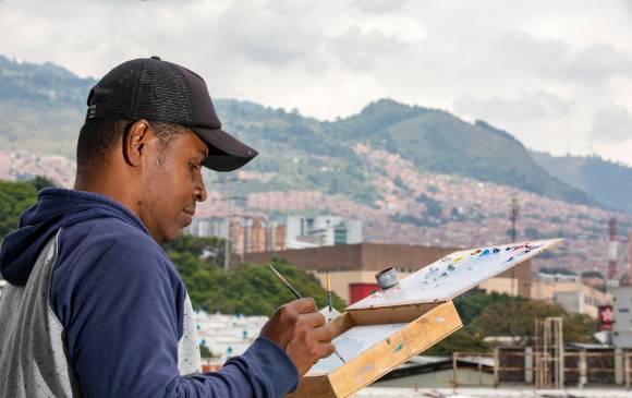 El artista Jesús Cataño pinta desde hace 27 años. Los primeros pasos los dio en Apartadó, su tierra natal. FOTOS Edwin Bustamante