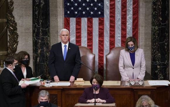 El vicepresidente Mike Pence presidió junto a la demócrata Nancy Pelosi la recepción de los votos electorales en el Senado. FOTO: GETTY