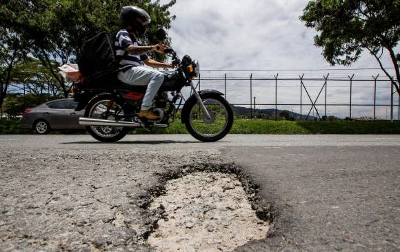 Los huecos en la avenida Regional han generado múltiples accidentes, por lo cual se requiere una intervención de fondo que evite estas situaciones. FOTO JULIO CÉSAR HERRERA