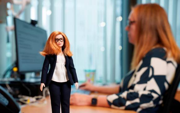 Barbie dedica muñeca a creadora de vacuna de Astrazeneca