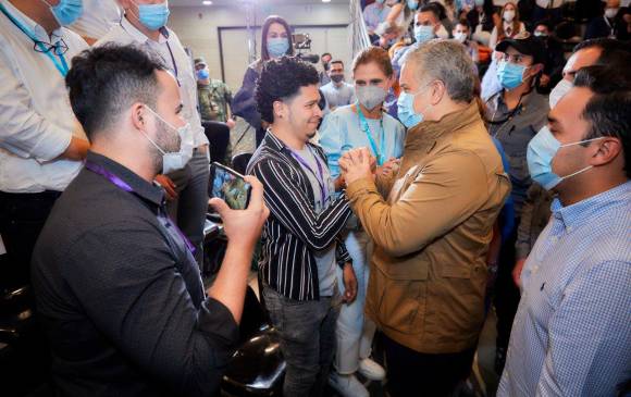 El presidente Iván Duque, sus ministros y 120 jóvenes sellaron ayer el Pacto con la Juventud que traza la ruta de cumplimiento por los próximos 9 años. FOTO cortesía icbf