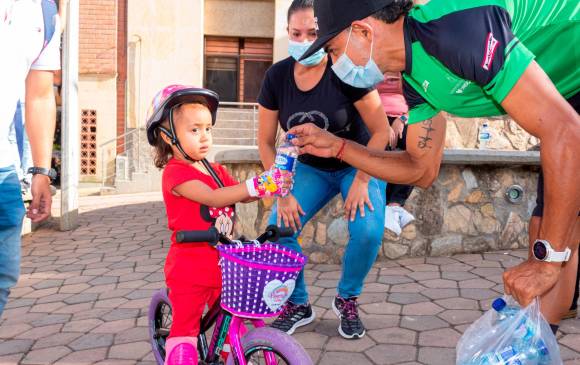 Los niños de varios municipios de Antioquia recibieron regalos por parte del equipo Orgullo Paisa. FOTO CORTESÍA ORGULLO PAISA 