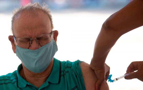 En Brasil ya se adelante el proceso de vacunación, por el momento exclusiva para personas de 80 años o más. FOTO EFE