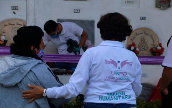 Arnobia reconoció los restos óseos de su hija Natalia, reclutada en la comuna 13 hace 20 años. FOTO: Cortesía UBPD. 