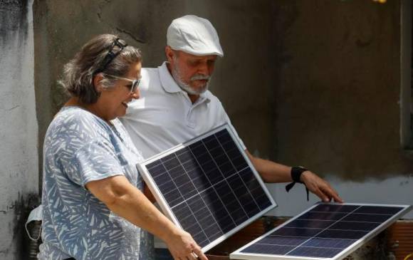 Rodrigo García y Yamile Orrego fueron pioneros en su barrio al instalar paneles solares. Luego impulsaron a sus vecinos a participar del piloto de energía solar. FOTO manuel saldarriaga