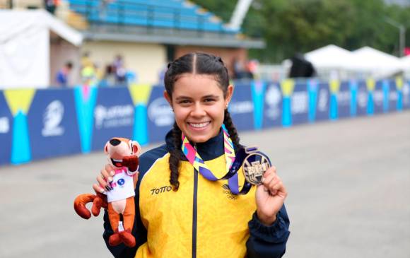 El antioqueño Ánderson Arboleda celebra una de las dos medallas de oro que alcanzó en Panamericanos. FOTO cortesía fedeciclismo