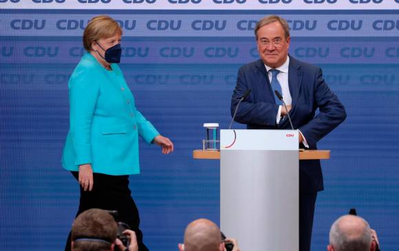 La alianza conservadora de la Unión Cristiano-Demócrata (CDU) de Angela Merkel y su aliado bávaro, la CSU, encabezada por Armin Laschet, obtendría entre el 24,2% y el 24,7% de los sufragios, según las estimaciones publicadas por las cadenas de televisión. Foto: EFE