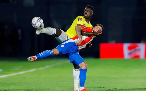 El defensor Dávinson Sánchez durante el encuentro con Paraguay. FOTO EFE