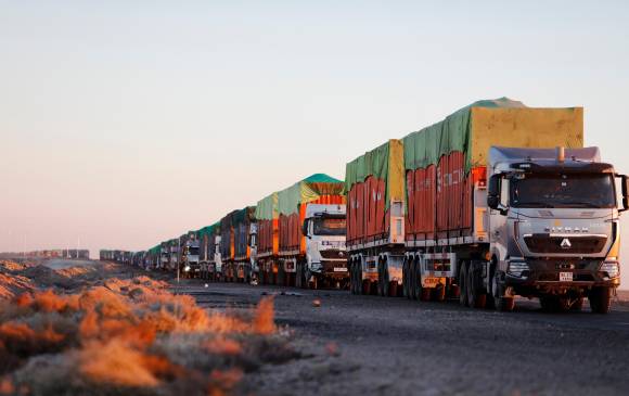 Afuera de los puertos en China hay filas interminables de camiones que llevan contenedores vacíos y con carga. Foto AFP