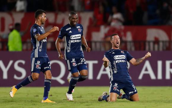 En la imagen, el festejo del gol de Luciano Pons, que le permitió al Medellín mantener la llave igualada en el Pascual Guerrero para después superar al América en los penaltis. FOTO efe
