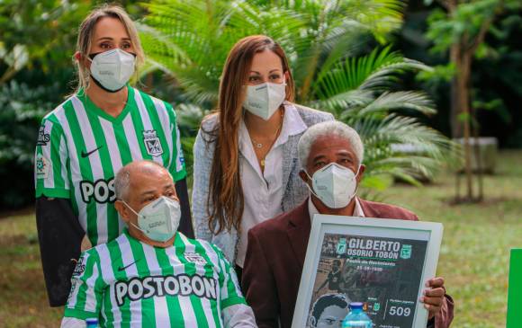 Junto a sus hijas Johana y Mónica y el técnico Pacho Maturana. Fotos el colombiano y cortesía a. nacional 