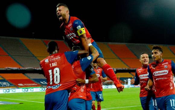 El festejo de Andrés Cadavid en el triunfo que logró el Medellín en los últimos minutos de la contienda ante Junior. El mismo rival los espera ahora en Barranquilla. FOTO cortesía Dimayor