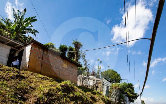 Estas son las acometidas que conectan el acueducto aéreo con las viviendas del sector. FOTO JAIME PÉREZ