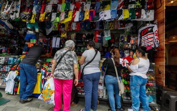 Hoy los trabajadores colombianos dedican, en promedio, 42 horas laboradas a la semana, mientras que en 2019 las horas trabajadas eran 41,9 y en 2020 bajaron a 39,2. FOTO manuel saldarriaga