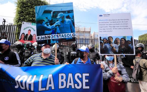 Simpatizantes de Hernández se han reunido a las afueras de la Corte Suprema de Justicia para mostrar su apoyo al político. FOTO EFE/Gustavo Amador