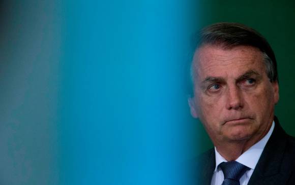 Bolsonaro también es cuestionado por difundir noticias falsas sobre el coronavirus en sus redes sociales. Foto: EFE