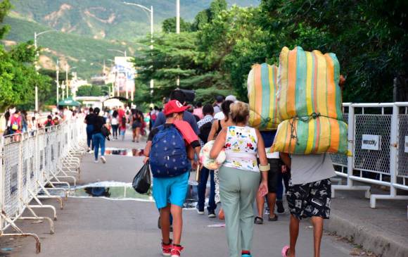 Personas caminan en el paso peatonal en la frontera con Venezuela. FOTO DE REFERENCIA: COLPRENSA.