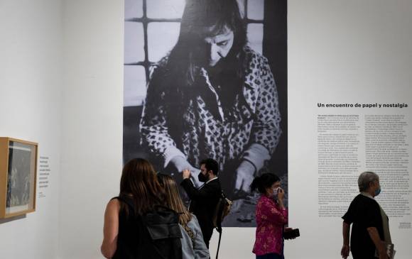 “Violeta Inédita” es el título de la exposición que reúne el trabajo pictórico de la compositora chilena. Foto: Efe.