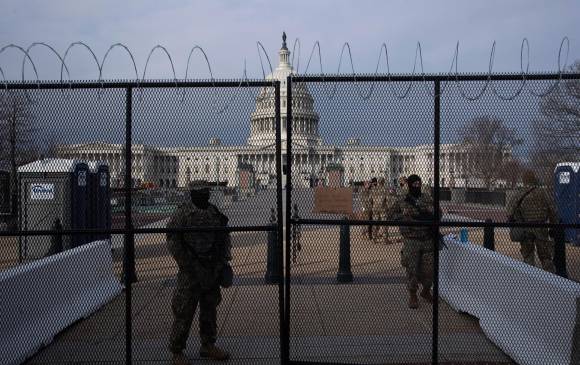  La Casa Blanca y el Capitolio están cercados por militares que vigilan sus instalaciones desde hace una semana. FOTO EFE