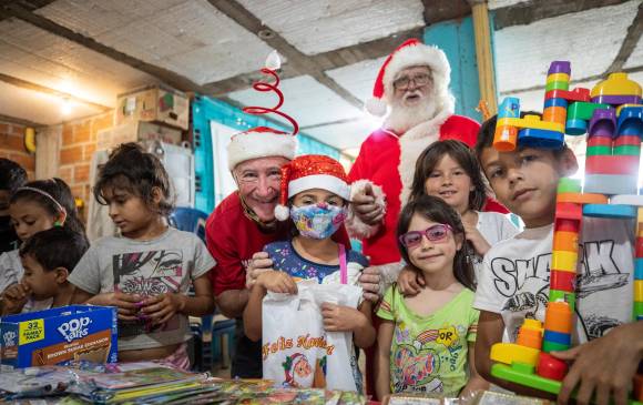 Darles un poco de felicidad a los niños de los barrios marginados, así como a sus padres, es la misión de Marc y su fundación. FOTO camilo suárez