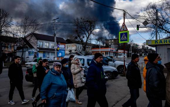 Ucranianos saliendo de Kiev en medio de los bombardeos FOTO AFP