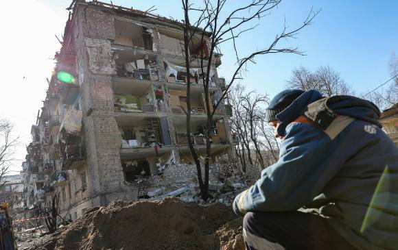 Edificios dañados por los bombardeos en Kiev mientras continúa el ataque de Rusia contra Ucrania. FOTO: EFE